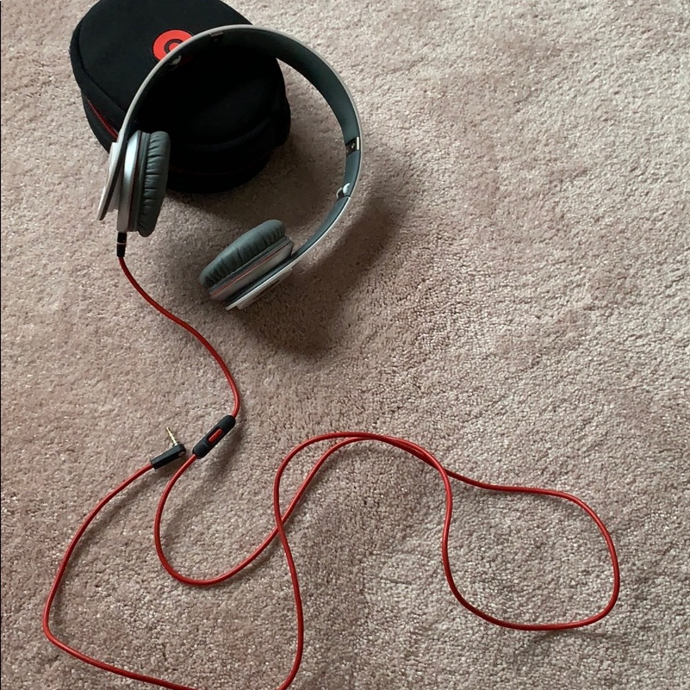 BEATS by Dr. Dre SoloHD Wired On-Ear Headphones - Picture 3 of 6